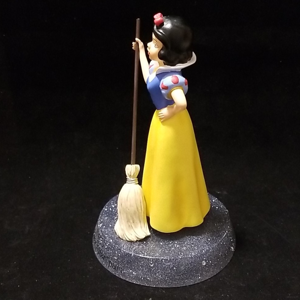 Disney, Snow White statue #17859 - Picture 2 of 15